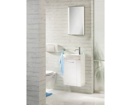 Helles Gäste-WC mit weißem Waschtischunterschrank, Keramikwaschbecken, Chromarmatur, beleuchtetem Spiegel und Wand-WC.
