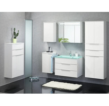 Modernes Badezimmermöbel-Set in Weiß mit grünem Glaswaschbecken, Spiegelschrank mit Beleuchtung und mehreren Hängeschränken.