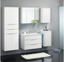 Modernes weißes Badezimmermöbel-Set bestehend aus Waschtisch, Spiegelschrank mit Beleuchtung, Hochschrank und weiteren Schränken.