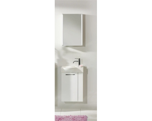 Moderner Waschplatz mit weißem Unterschrank, Keramikwaschbecken, Chrom-Armatur und beleuchtetem Spiegelschrank.