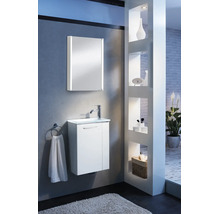 Modernes, helles Badezimmer mit weißem Waschtischunterschrank, Waschbecken und Spiegelschrank mit vertikaler LED-Beleuchtung vor grauer Wand.