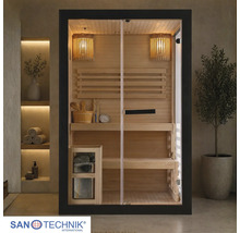 Moderne Sauna aus Holz mit Glasfront, Holzbänken, Beleuchtung und Saunazubehör. Sanotechnik International Logo.