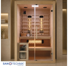 Helle, moderne Infrarotkabine aus Holz mit Glasfront, zwei Sitzbänken, Infrarotstrahlern und Saunazubehör. Sanotechnik Logo.