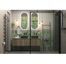 Modernes Badezimmer mit Doppelwaschtisch, zwei ovalen LED-Spiegeln, grünen Wandfliesen, schwarzen Armaturen und grauem Handtuchheizkörper.