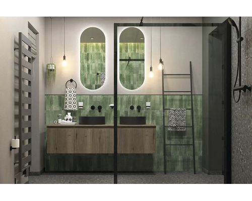 Modernes Badezimmer mit Doppelwaschtisch, zwei ovalen LED-Spiegeln, grünen Wandfliesen, schwarzen Armaturen und grauem Handtuchheizkörper.