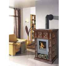 Kaminofen mit Kachelverkleidung und Sichtfenster in einem stilvoll eingerichteten Wohnzimmer mit brennendem Holzfeuer und Holzfach.