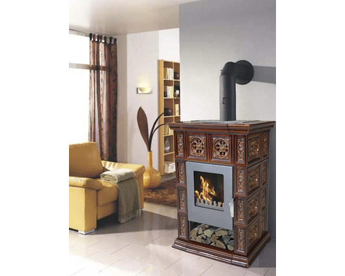 Kaminofen mit Kachelverkleidung und Sichtfenster in einem stilvoll eingerichteten Wohnzimmer mit brennendem Holzfeuer und Holzfach.