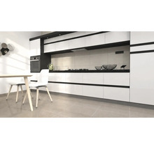 Moderne helle Küche mit weiß-schwarzen Schränken, Einbaubackofen, Gaskochfeld und Essbereich mit Holztisch und weißen Stühlen.
