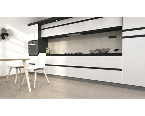 Moderne helle Küche mit weiß-schwarzen Schränken, Einbaubackofen, Gaskochfeld und Essbereich mit Holztisch und weißen Stühlen.