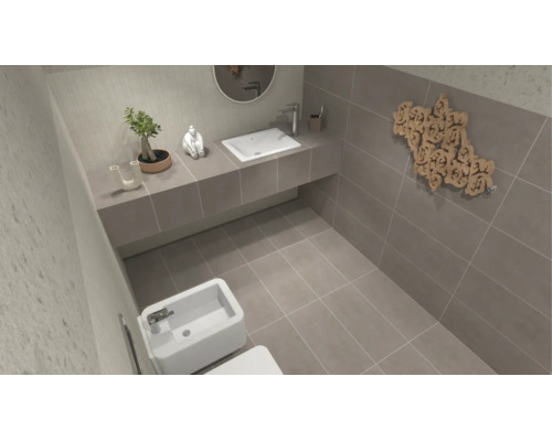 Modernes Badezimmer mit grauen Fliesen, weißem Einbauwaschbecken auf grauem Waschtisch, Bidet und dekorativem Holzwandschmuck.