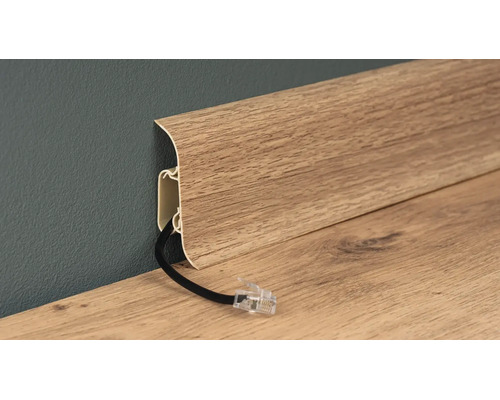 Sockelleiste in Holzoptik mit integriertem Kabelkanal und durchgeführtem Netzwerkkabel.