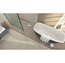 Modernes helles Badezimmer mit freistehender Badewanne gläserner Duschtrennwand grauem Waschtisch und großformatigen Fliesen.