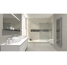 Modernes, helles Badezimmer mit Doppelwaschtisch, zwei Aufsatzbecken, großem Spiegel, ebenerdiger Dusche mit Glaswand und vertikalem Designheizkörper.
