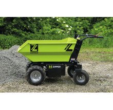 Zipper Elektro-Dumper mit großer Mulde und vier Rädern auf Schotter neben einem Steinhaufen.