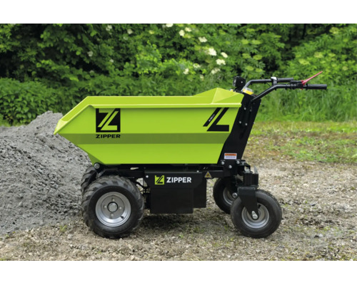 Zipper Elektro-Dumper mit großer Mulde und vier Rädern auf Schotter neben einem Steinhaufen.