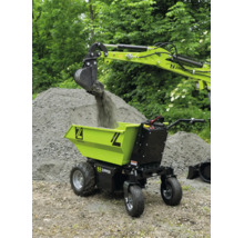 Zipper Elektro-Dumper wird im Außeneinsatz von einer Baggerschaufel mit Kies beladen.