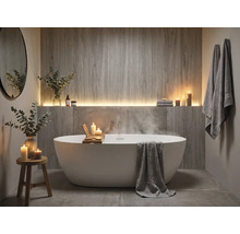 Modernes Badezimmer mit einer freistehenden ovalen Badewanne, Wandverkleidung in Holzoptik und indirekter Beleuchtung.