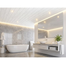 Modernes, helles Badezimmer mit freistehender Badewanne, marmorierten Wandfliesen, Waschtischunterschrank mit Aufsatzbecken und Holzdecke.