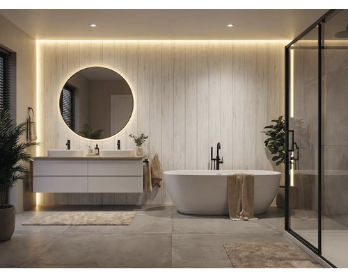 Modernes Badezimmer mit beleuchtetem Rundspiegel, weißem Doppelwaschtisch, freistehender Wanne und Glasdusche. Wandpaneele in Holzoptik.