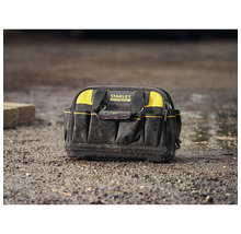 Stanley Fatmax Werkzeugtasche aus robustem Gewebe mit vielen Außentaschen und festem Boden auf unebenem Boden stehend.
