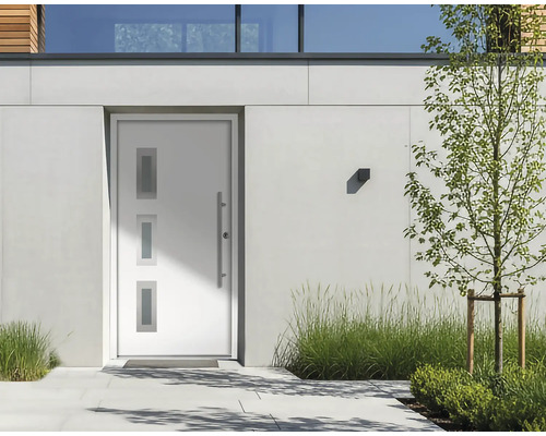 Moderne weiße Haustür mit drei rechteckigen Glaseinsätzen und langem Edelstahlgriff in einer hellen, minimalistischen Hausfassade.