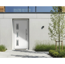 Moderne weiße Haustür mit drei rechteckigen Glaseinsätzen und langem Edelstahlgriff in einer hellen, minimalistischen Hausfassade.