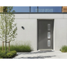 Moderne Haustür mit drei rechteckigen Lichtausschnitten und langem Edelstahl-Stoßgriff in einer modernen Hausfassade.