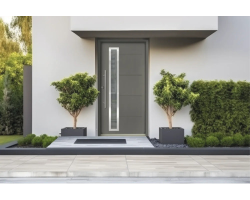 Moderne Haustür mit vertikalem Glasausschnitt, Edelstahlgriff und Querfräsungen in einem hellen Eingangsbereich mit Pflanzkübeln und Hecke.