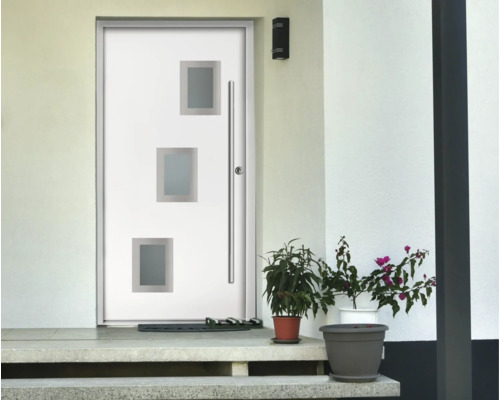 Moderne weiße Haustür mit drei versetzten quadratischen Glaseinsätzen und langem Edelstahlstangengriff an einem Hauseingang.