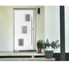Moderne weiße Haustür mit drei versetzten quadratischen Glaseinsätzen und langem Edelstahlstangengriff an einem Hauseingang.