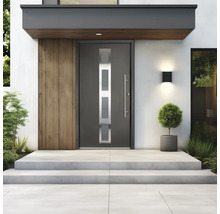 Moderne Hauseingangstür in Anthrazit mit Lichtausschnitt, Edelstahlgriff, Holzfassade, Außenleuchte und Betontreppe im minimalistischen Stil.