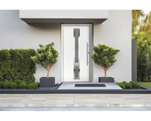 Moderne weiße Haustür mit vertikalem Lichtausschnitt und langem Edelstahlgriff in einem minimalistischen Eingangsbereich mit Topfpflanzen.