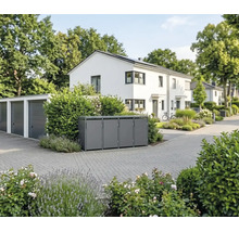 Moderne Mülltonnenbox für vier Tonnen aus Metall in einer gepflegten Garageneinfahrt vor einem weißen Wohnhaus.