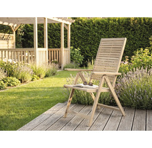 Klappbarer Gartenstuhl aus Holz mit Armlehnen auf einer Holzterrasse in einem hellen, gepflegten Garten.