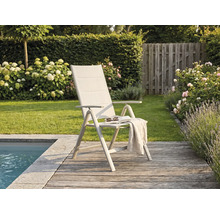 Moderner Gartenklappstuhl mit hoher Rückenlehne auf einer Holzterrasse am Pool, umgeben von einem grünen Garten mit Blumen.