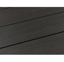 Nahaufnahme von dunklen Terrassendielen aus Holz-Kunststoff-Verbundwerkstoff mit Holzstruktur und Fugen.