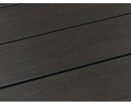 Nahaufnahme von dunklen Terrassendielen aus Holz-Kunststoff-Verbundwerkstoff mit Holzstruktur und Fugen.