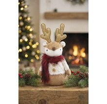 Rentier-Plüschfigur mit goldenem Geweih, weißem Strickpullover und rotem Schal in einer Weihnachtsdekoration mit Tannenzweigen und Zapfen.