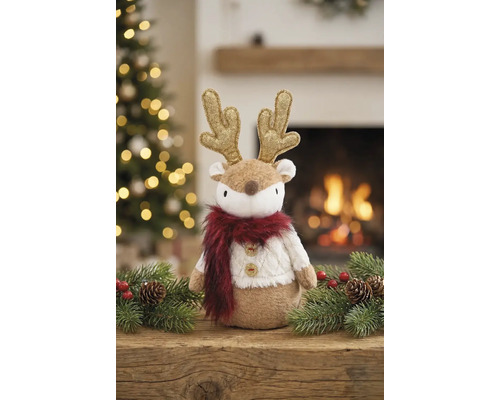 Rentier-Plüschfigur mit goldenem Geweih, weißem Strickpullover und rotem Schal in einer Weihnachtsdekoration mit Tannenzweigen und Zapfen.