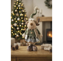 Weihnachtsfigur Rentier aus Textil mit grünem Pullover, kariertem Rock und spitzem Hut, stehend auf einem Tisch vor einem Weihnachtsbaum.