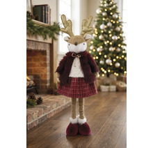 Plüsch-Weihnachtsfigur Rentier mit goldenem Geweih, rotem Kunstpelz und Rock, stehend im Wohnraum vor einem geschmückten Weihnachtsbaum.