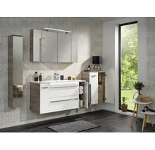 Modernes Badezimmermöbel-Set mit weißem Waschtisch, großem Spiegelschrank inklusive Beleuchtung und Hochschränken in Holzoptik.