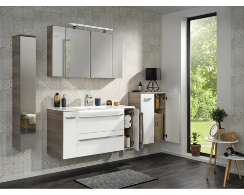 Modernes Badezimmermöbel-Set mit weißem Waschtisch, großem Spiegelschrank inklusive Beleuchtung und Hochschränken in Holzoptik.