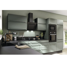 Moderne Einbauküche in Graugrün mit schwarzen Einbaugeräten, Backofen, Dunstabzugshaube und dunkler Arbeitsplatte in organisierter Atmosphäre.