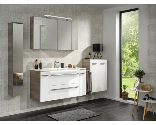 Modernes Badezimmer-Set bestehend aus Waschtischunterschrank, Spiegelschrank mit Beleuchtung, Hochschrank und Seitenschrank in Weiß und Eiche-Optik.