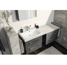Modernes Badezimmer mit grauem Waschbeckenunterschrank, weißem Waschtisch und Spiegelschrank vor grauen Wandfliesen.