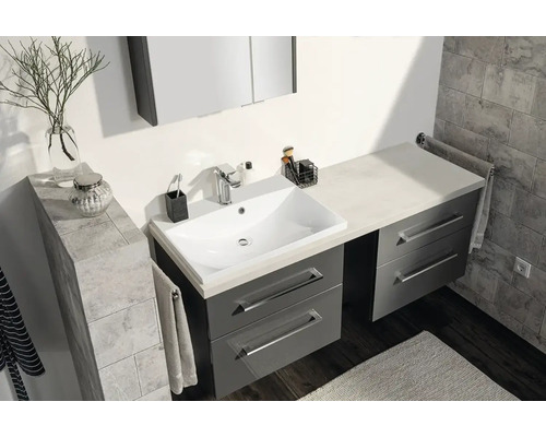 Modernes Badezimmer mit grauem Waschbeckenunterschrank, weißem Waschtisch und Spiegelschrank vor grauen Wandfliesen.