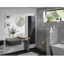 Modernes Badezimmer mit wandhängendem dunklem Waschtischunterschrank, Holz-Arbeitsplatte, rundem Aufsatzbecken und Hochschrank vor grauen Fliesen.