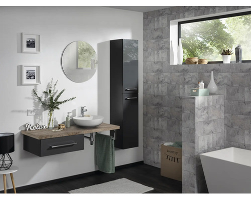 Modernes Badezimmer mit wandhängendem dunklem Waschtischunterschrank, Holz-Arbeitsplatte, rundem Aufsatzbecken und Hochschrank vor grauen Fliesen.