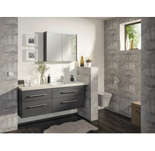 Modernes Badezimmer mit dunkelgrauem Waschtischunterschrank, weißem Waschbecken, Spiegelschrank und grauen Wandfliesen in Steinoptik.